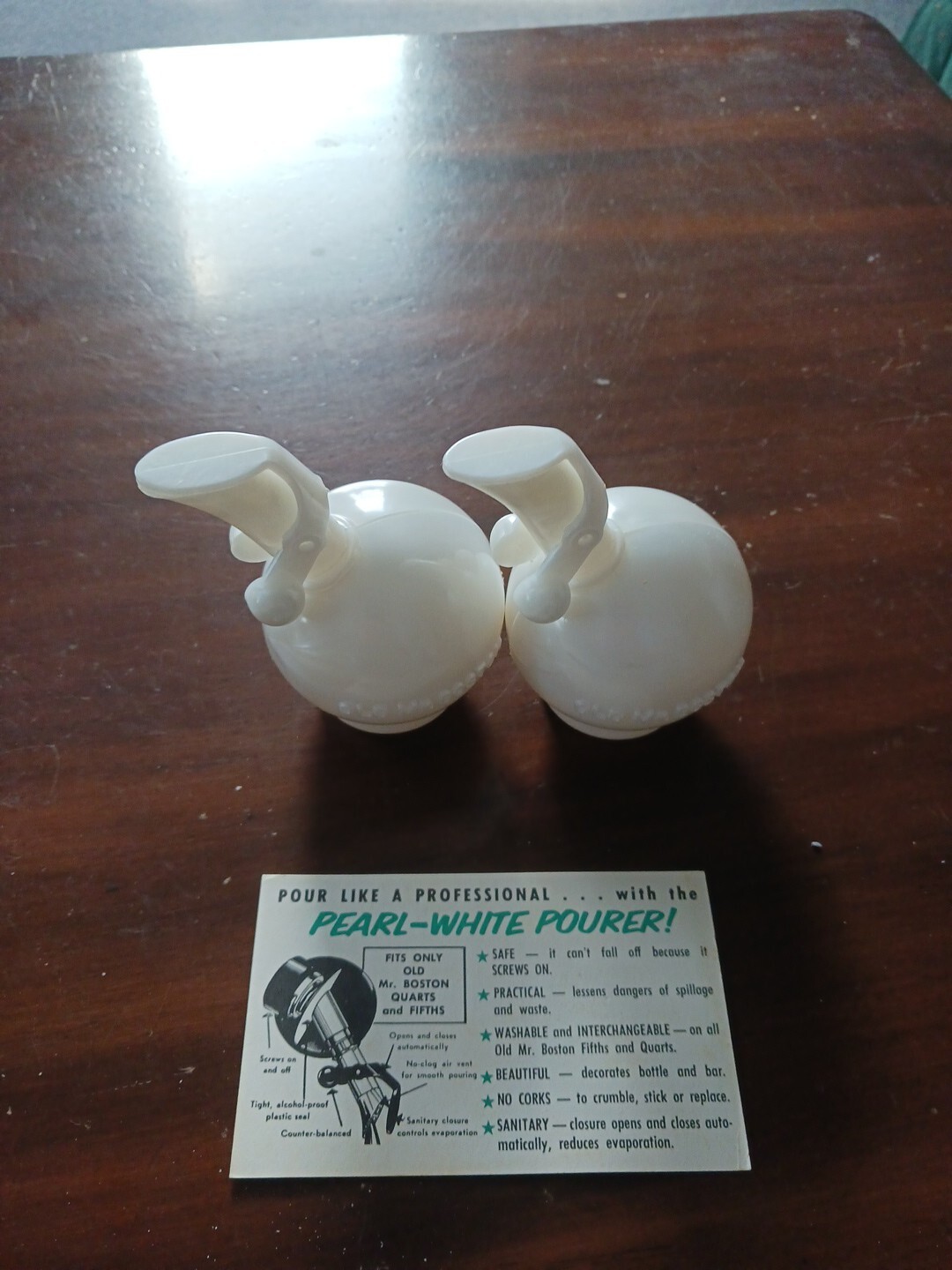 VINTAGE LIQUOR  BAR 2 OLD MR BOSTON PEARL WHITE POURERS