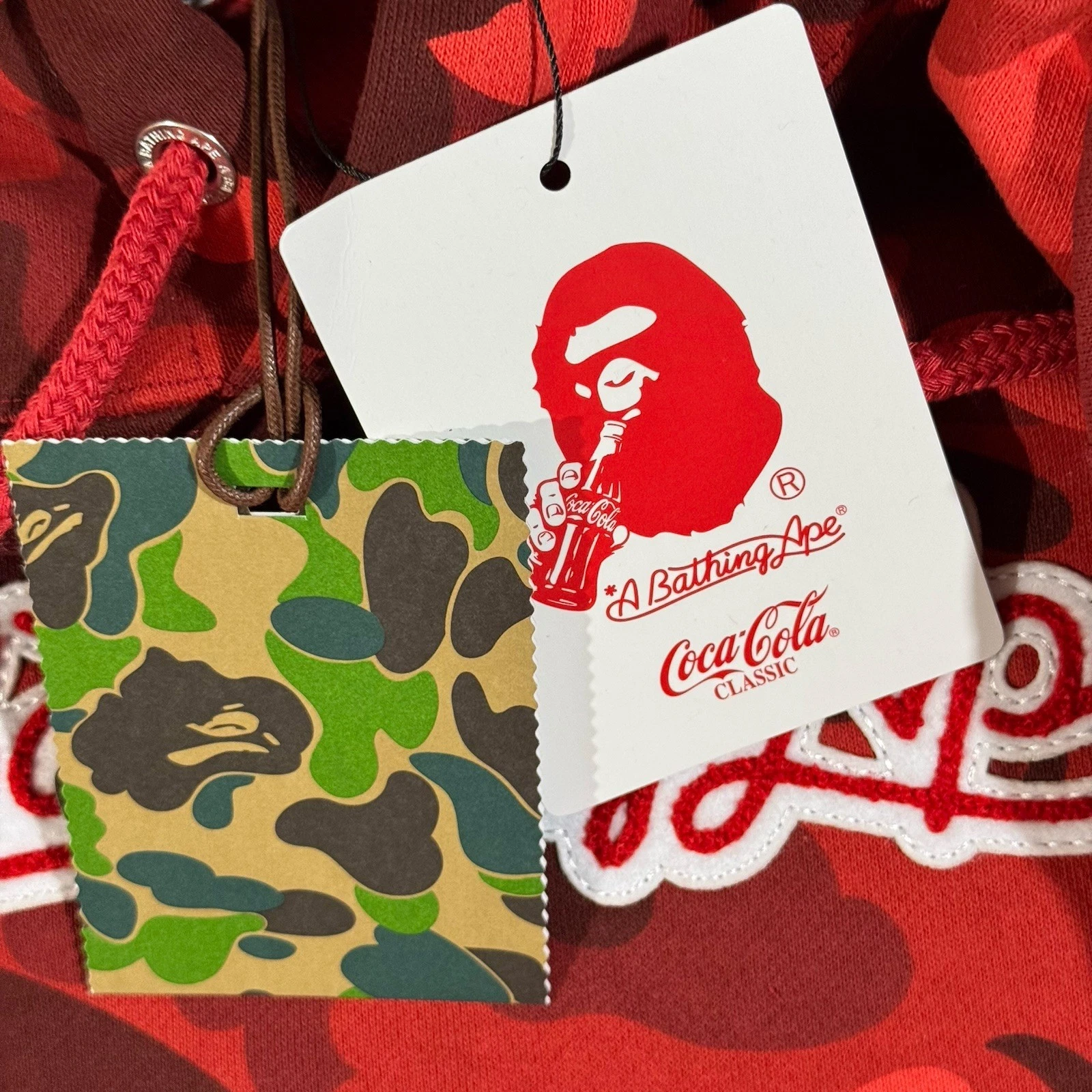 A BATHING APE (BAPE) Felpa con cappuccio BAPE x Coca Cola colore mimetico testa di scimmia pullover rosso RARA taglia:piccola