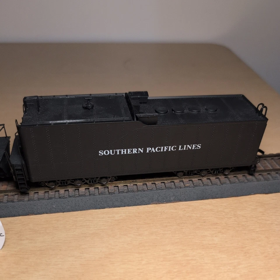 Rivarossi AHM Southern Pacific 4-8-8-2 Cab Forward #4272 . With Tender included - Image 4 of 4