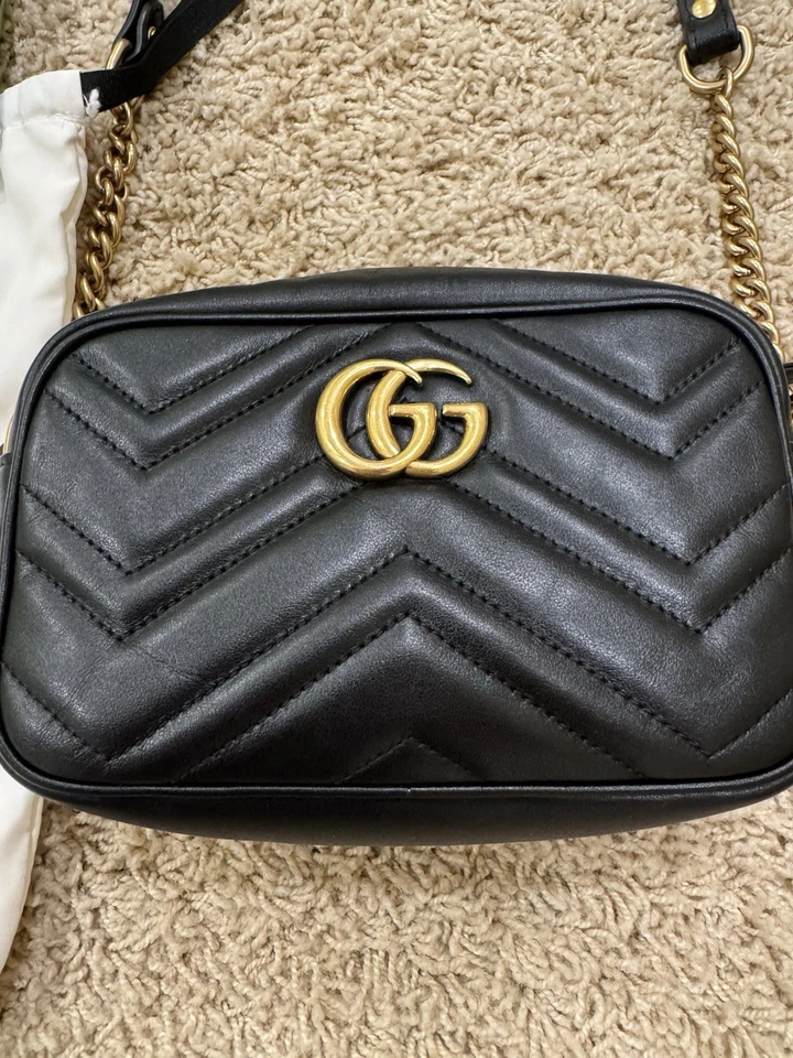 Excelente Usado Autêntico Mini Gucci Marmont Bolsa para Câmera Bolsa Couro Preto - Imagem 2 de 4