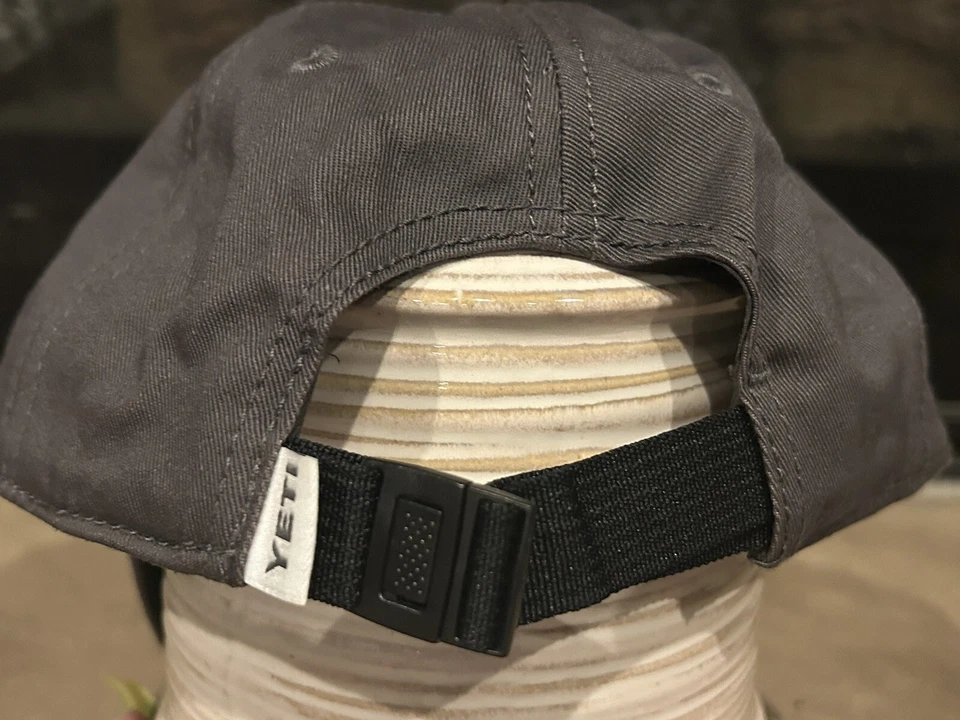 YETI кулеры полный панели шляпа крышка Gunmetal серый с белым вышитым логотипом новый с Ярлыками новый - Изображение 4 из 4