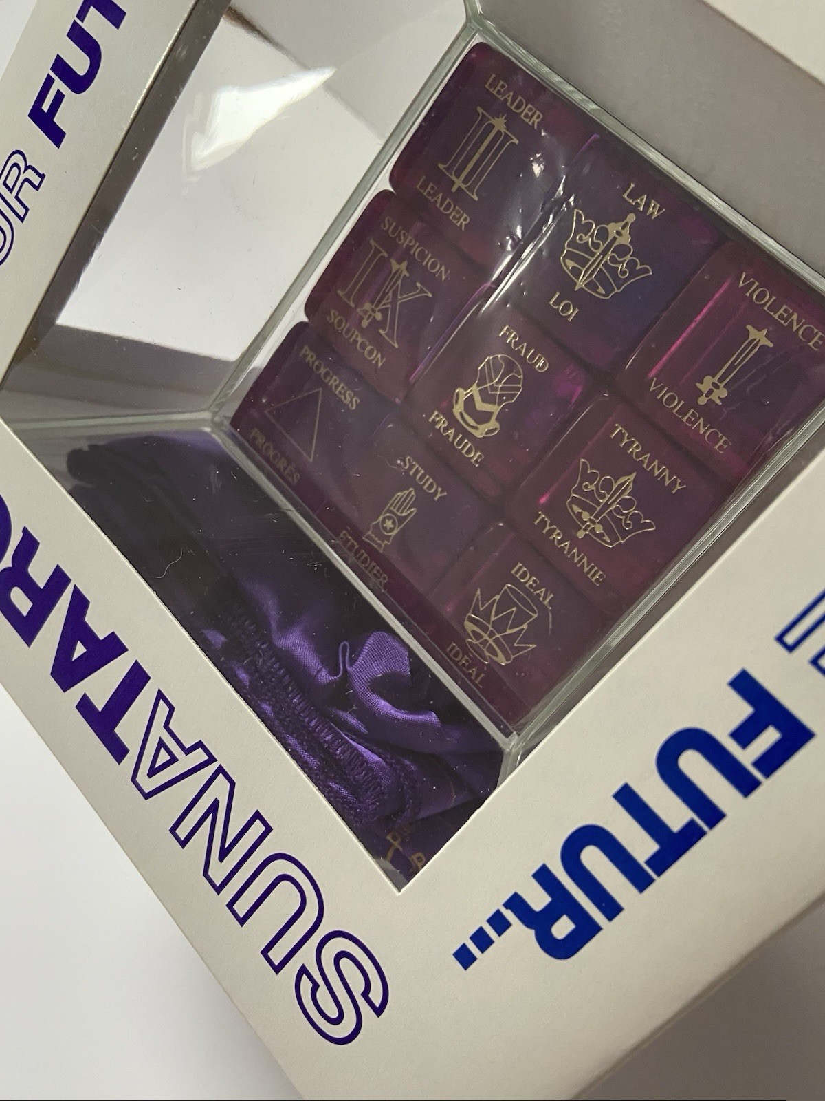 Jeu de dés de tarot Suna violet avec symboles ésotériques gravés