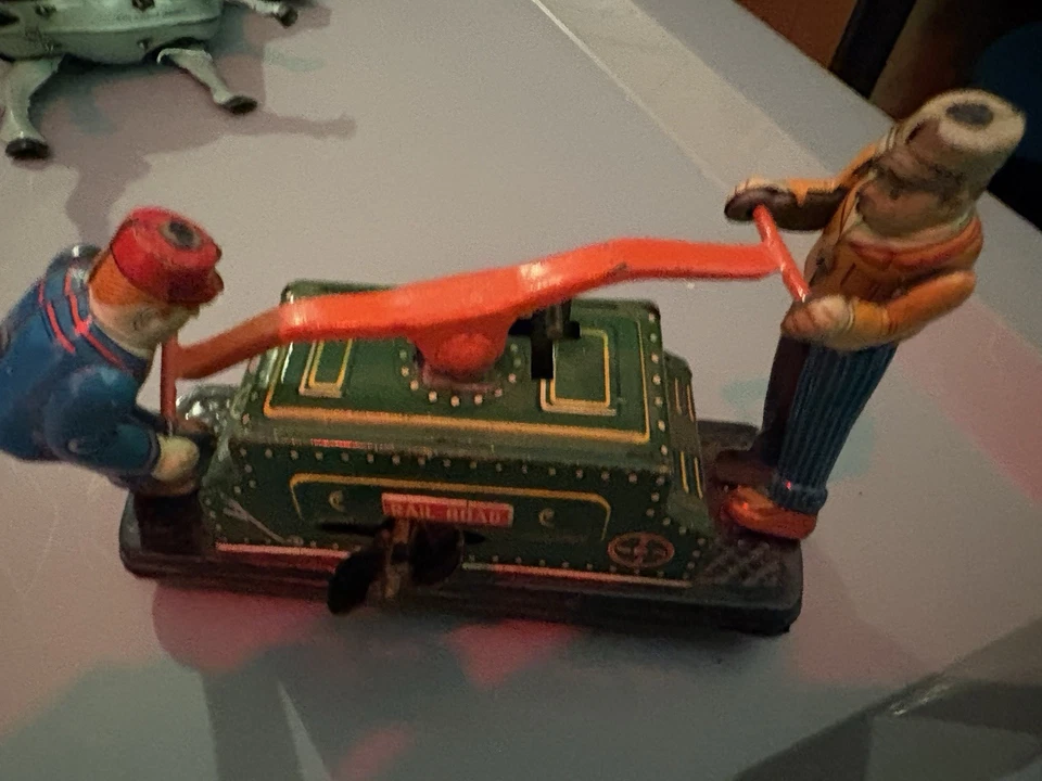 Antigo 1950 Kyodo Press Co. Tin Wind Up "Tom & Dick" Railroad Hand Car Toy Japão - Imagem 4 de 4