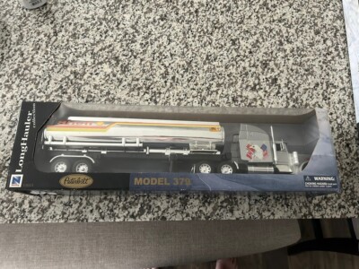 NewRay Black Tow Truck With Red Peterbilt CAB 1/32 Scale Diecast  