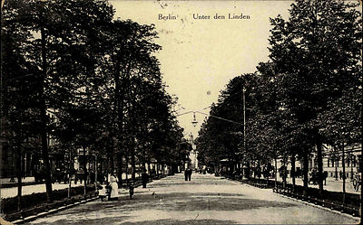 Berlin s/w Ansichtskarte 1921 gelaufen Unter den Linden Allee Kutschen Personen
