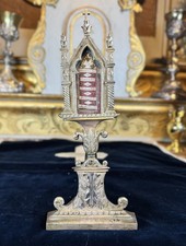 Baiser de Paix aux cinq reliques de papes et évêques-