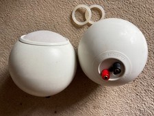 Anthony Gallo Acoustics Nucleus Speakers with rubber shelf mounts White