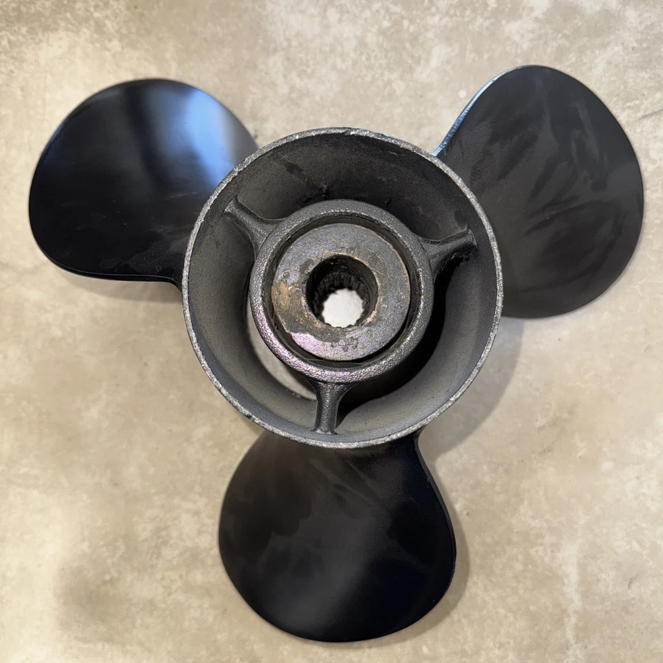 Hélice derecha Quicksilver 13x23 paso aluminio 3 hojas Foto 3 de 4