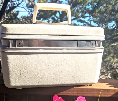 Vtg 60s SAMSONITE Ivory Dover White Hard Side TRAIN CASE Luggage W/ Tray & Key