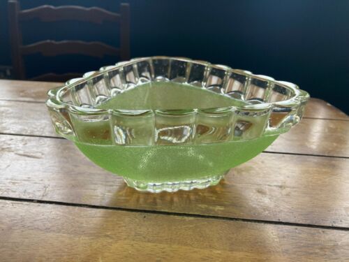 Vintage Art Deco schwergrünes Glas geriffelte Kante Dreiecksschüssel - Bild 1 von 5