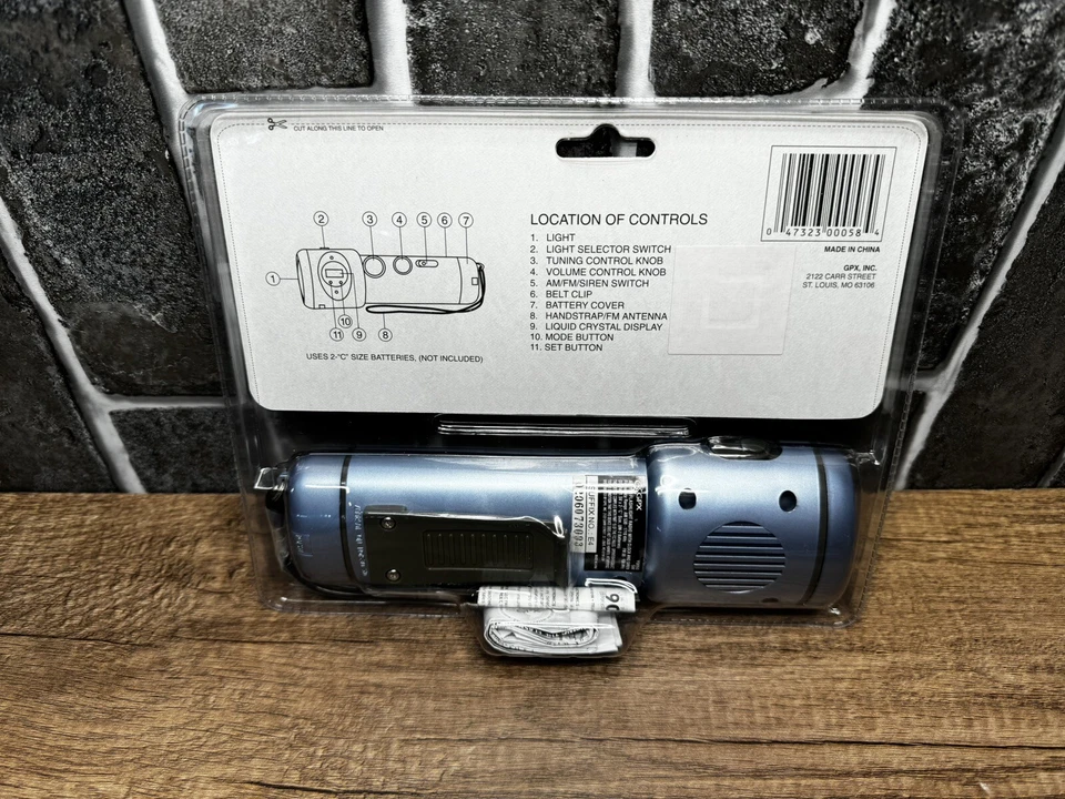 NEW GPX Sports AM FM Radio Flashlight Clock Emergency Siren Portable Y0050SMBLU - Image 2 of 4