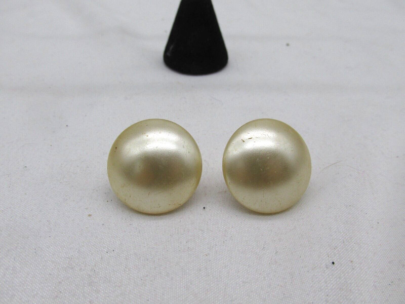 Vintage White Faux Pearl Round Shaped Screw Back  Earrings 7/8" #76e