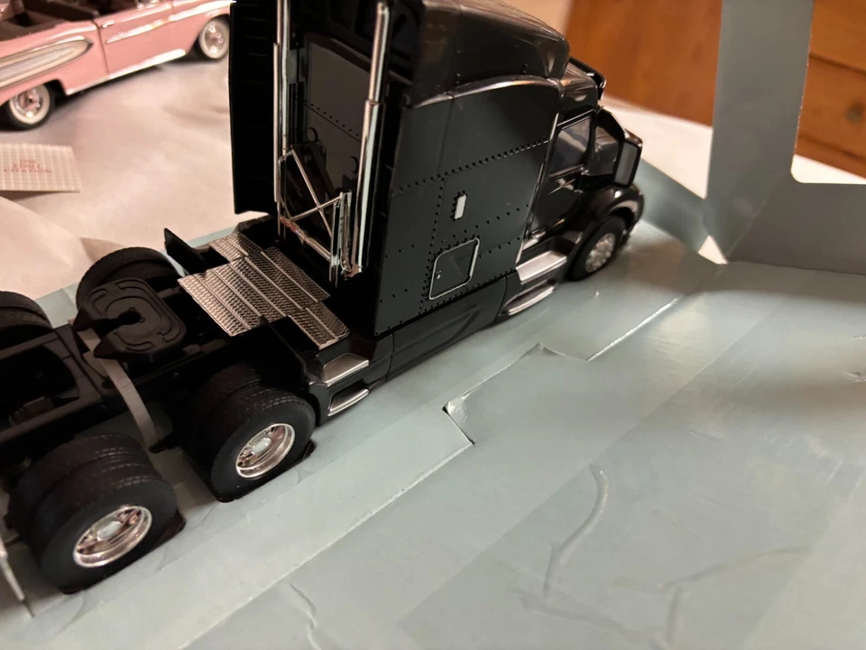1/32 ERTL PETERBILT 579 DAY CAB SEMI TRACTOR,  NO PACKAGING # B 242 - Image 4 of 4