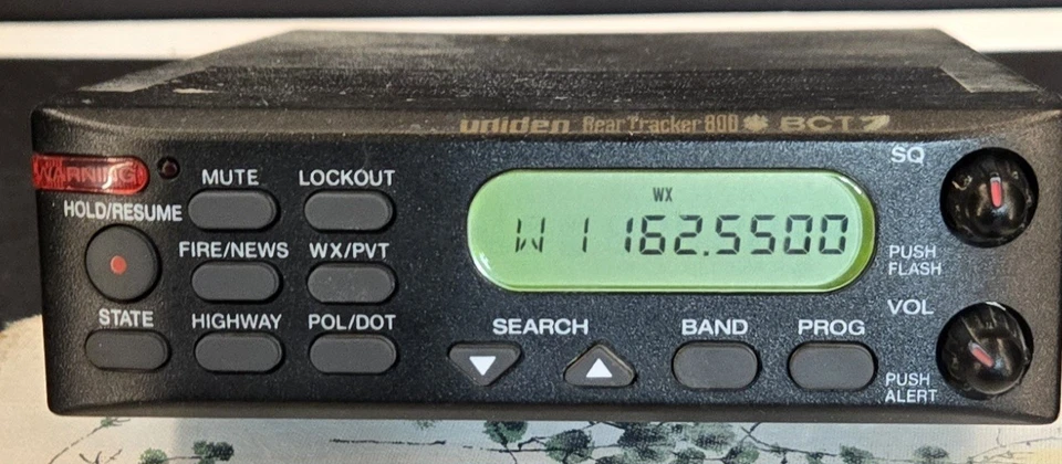 Escáner de carretera de bomberos de policía Uniden BearTracker 800 BCT7 funcionando con adaptador de CA Foto 2 de 4