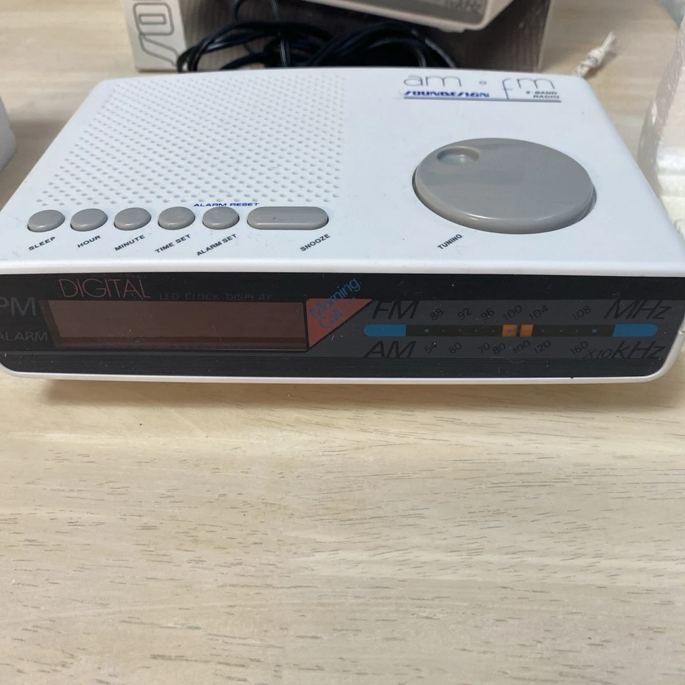 Retro Soundesign AM-FM Electronic Clock Radio Model No. 3622-WHITE No Fading - Image 2 of 4