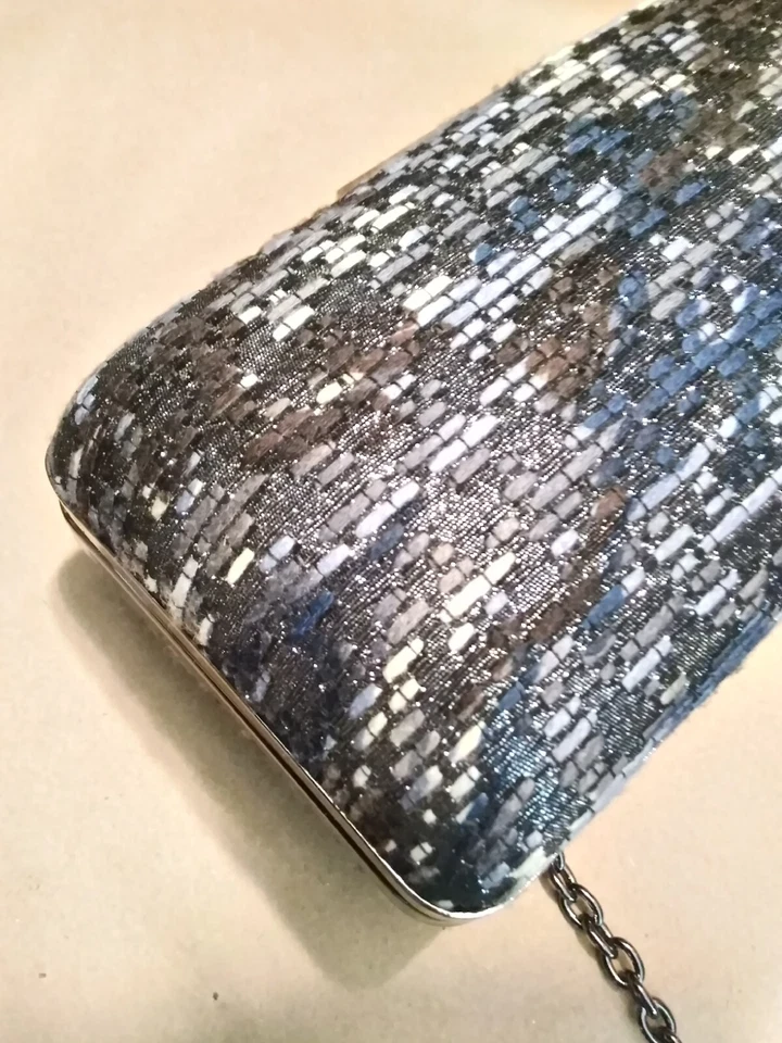 Bolso de Noche Sondra Roberts - Plateado/Multicolor con Correa de Cadena/Cierre Negro Foto 3 de 4