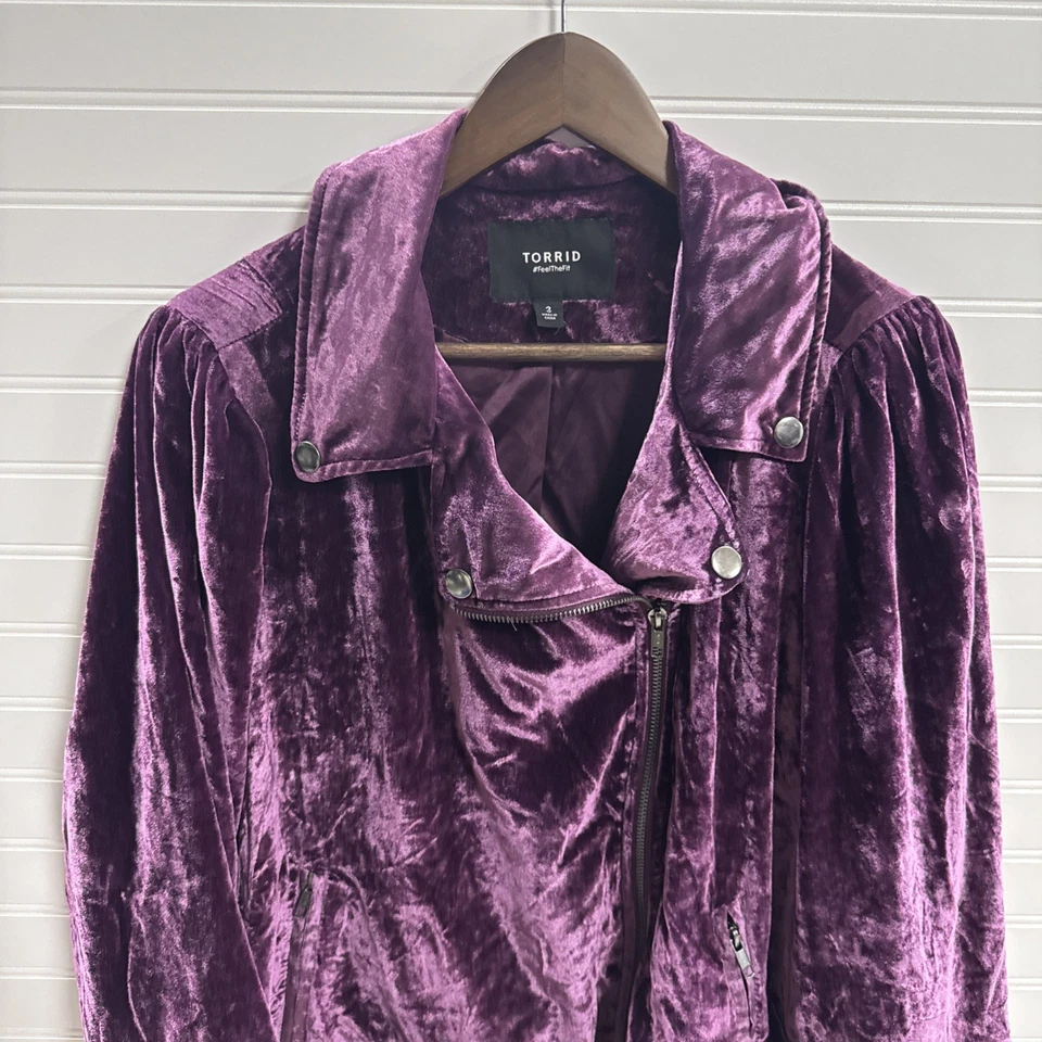 Chaqueta de Moto Torrid Terciopelo Aplastado Talla 3 Púrpura Profundo Bolsillos Asimétricos con Cremallera Edgy Foto 2 de 4