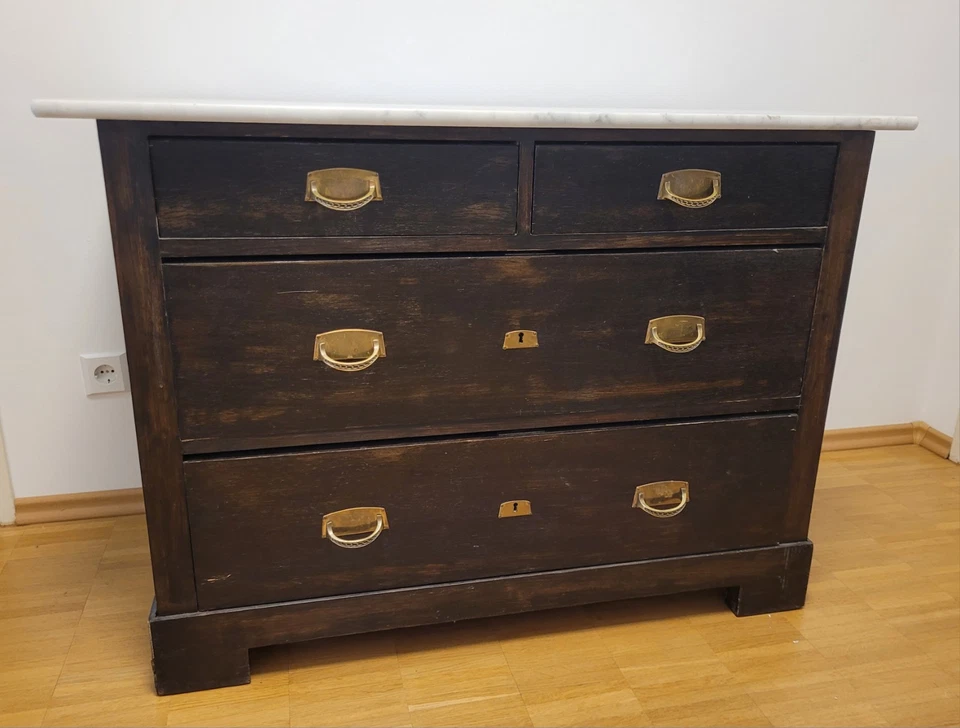 Antike Kommode mit weißer Mamorplatte
