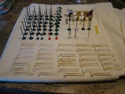 Vtg  Plasticville Lot of Street Lamps &Traffic Lights & Fence & RR Signs Plus