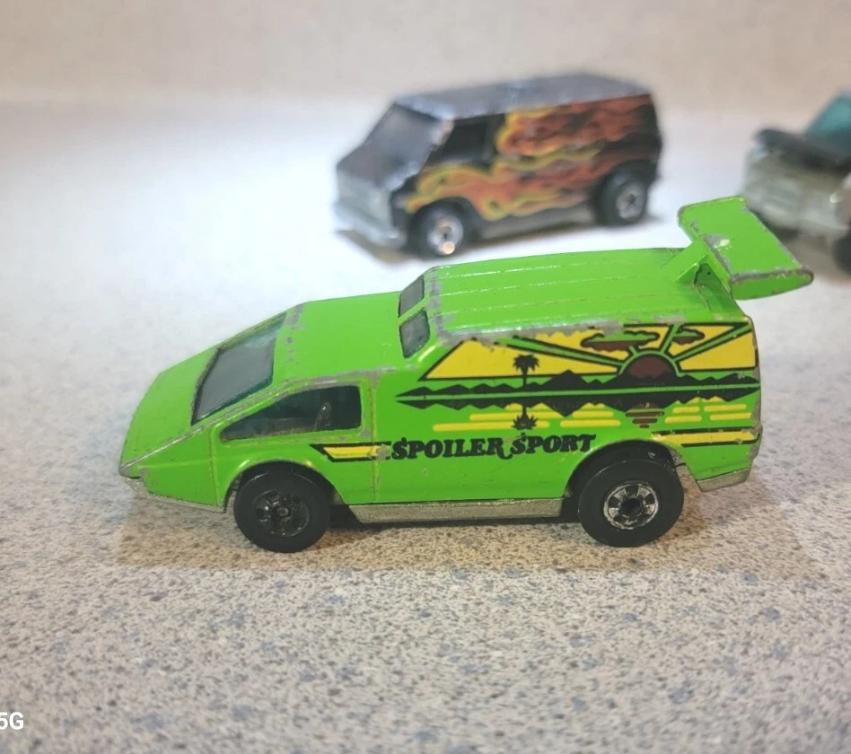 Furgonetas diecast años 70, 3-Hot Wheels paredes negras y 1-Matchbox súper rápidas Foto 3 de 4