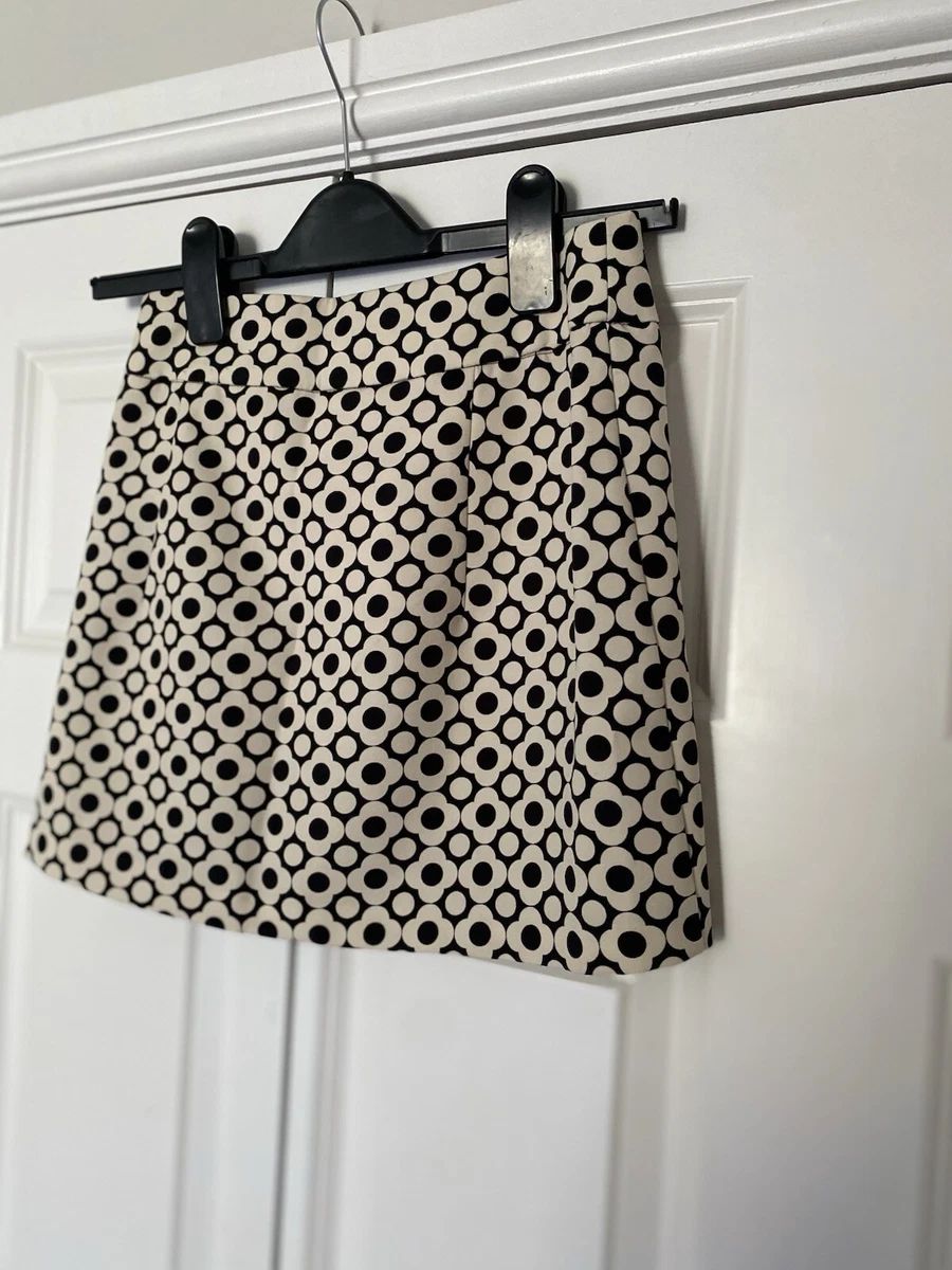 Minifalda Bershka patrón floral crema y negra excelente estado apenas usada