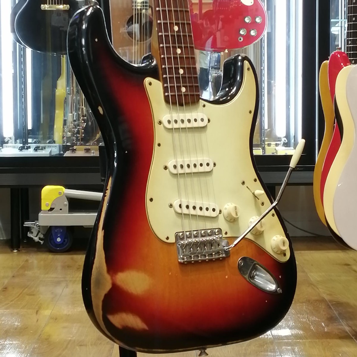 匠 Fender Road Worn 60s Stratocaster① Fender Road Worn '60s Stratocaster Vintage White w/Pure