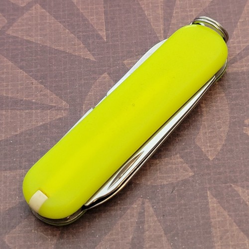 Victorinox Knife Switzerland Swiss Army Sak 58mm Classic SD GLOW In The Dark - Picture 2 of 6