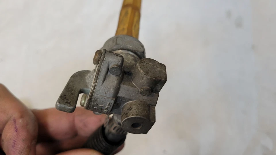 Оригинальный клапан селектора петли топливного бака Harley Япония левая розетка от оригинального производителя - Изображение 3 из 4