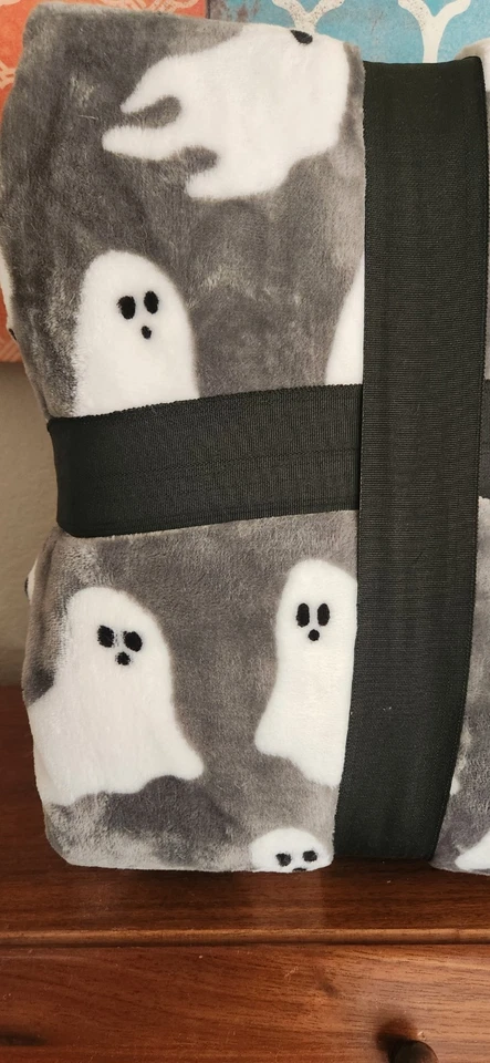 Members Mark Halloween Throw Grey Ghosts 60x70 Velvet Plush Lounge Blanket🎃 - Image 2 of 2