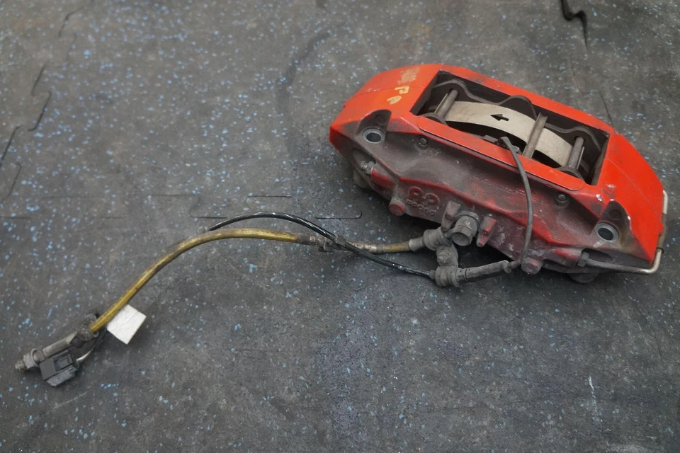 Pinza de freno delantero derecho pasajero y soporte rojo 11C0564CP McLaren MP4-12C 2013 Foto 2 de 4