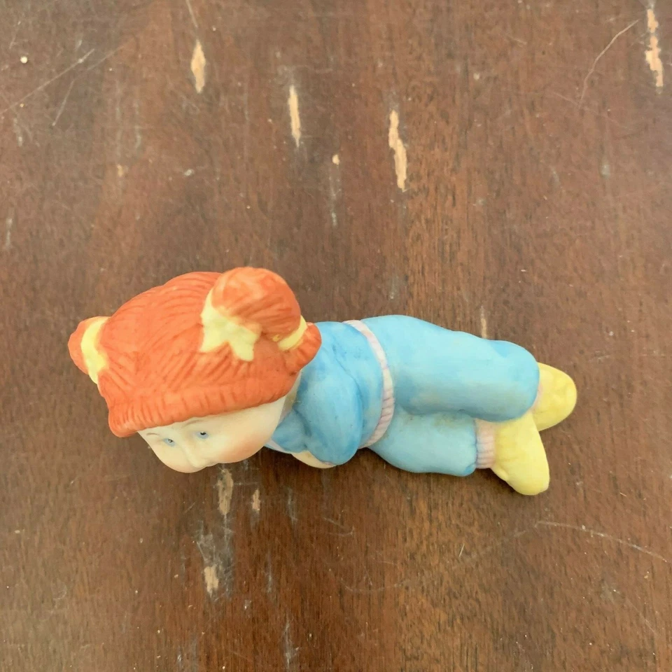 Estatuilla de cerámica vintage de 1984 para niños con parche de col reclinable hecha en Taiwán Foto 2 de 4