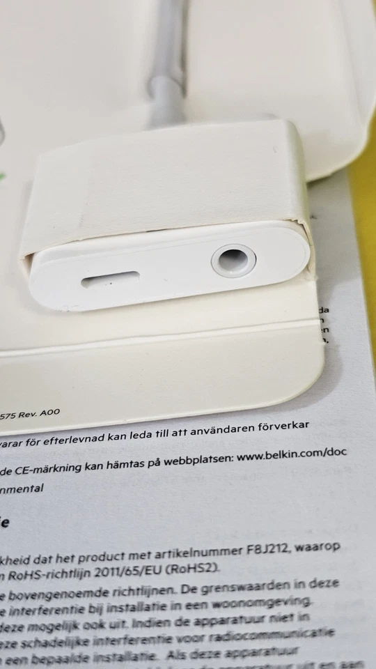 Adaptador Rockstar de carga de audio Belkin de 3,5 mm para iPhone Foto 2 de 4