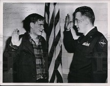 1952 Press Photo Virgil Leroy Simmons of Pekin, IL Joins US Army, Korean War