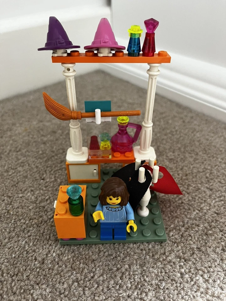 LEGO Harry Potter 4723 Diagon Alley Shops, photo 3 of 4