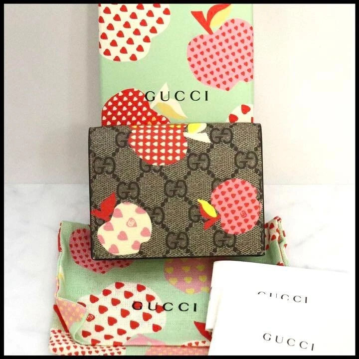 Portefeuille compact bi pli GUCCI Apple GG Supreme pomme cœur PVC rouge x beige d'occasion