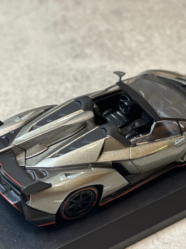 Kyosho 1/64 兰博基尼 Veneno Roadster Mettalic 银色系列 6 — 第 2/4 张图片