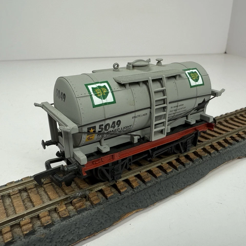 OO Scale Mainline 937135 Railways BP Tank Car  Wagon #5049 - Image 2 of 4