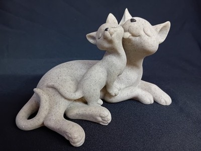 Fountasia Skulpturen 'Katzen' Figur. 90205. 7,5'' lang. 5'' hoch. 886gm 2008 sehr guter Zustand.