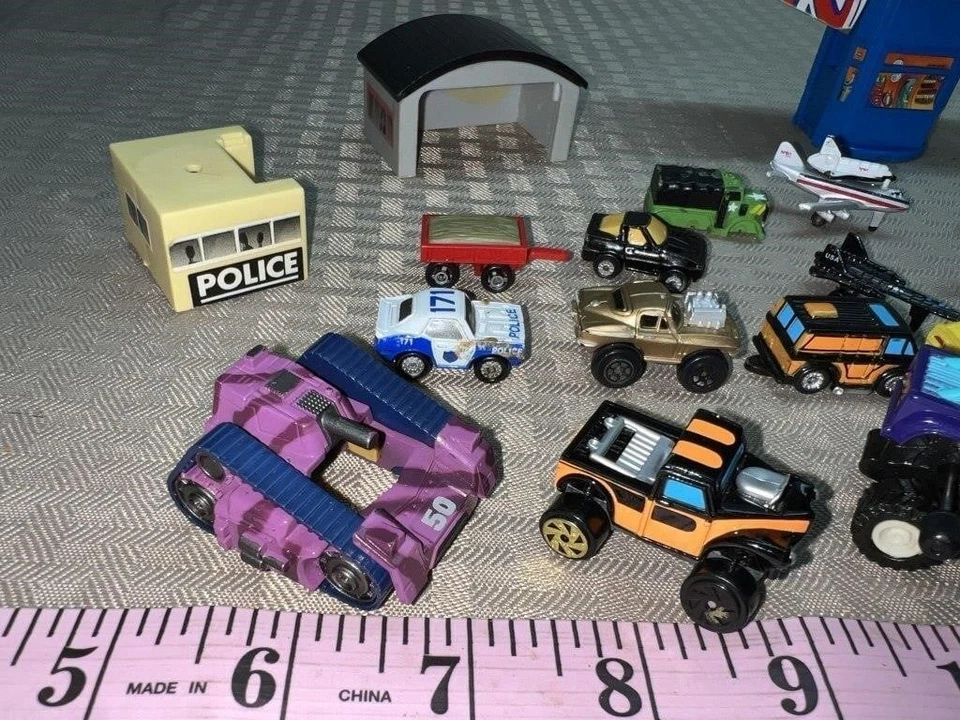 ENORME Lote Micro Máquinas DE Colección ~30+ Coches/Militares/Camiones y 4 CONJUNTOS DE JUEGO Foto 3 de 4