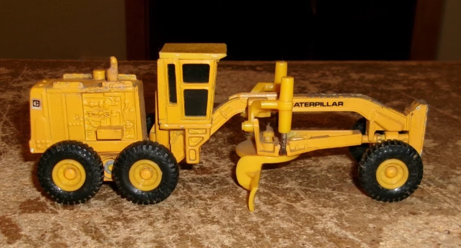 1/64 ertl CAT road grader has play wear good used - Image 3 of 4