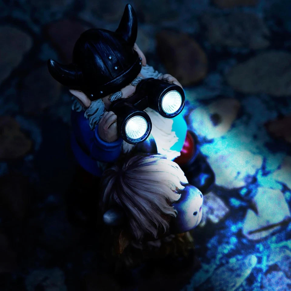 Estatuas de gnomos de jardín gnomo de resina sentado en Highland Cow luces solares al aire libre Te Foto 4 de 4