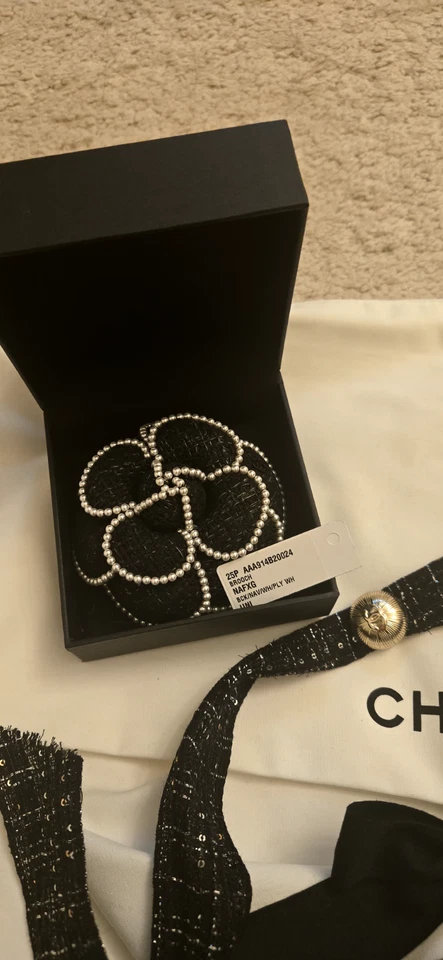 CHANEL 25P BROCHE PERLA TWEED CAMELIA COLECCIÓN PRIMAVERA PIEZA TEMPORADA LIMITADA Foto 3 de 4