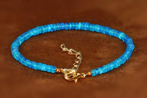 Bracciale con perline di opale blu peruviano: gioiello artigianale con pietre preziose a rondella. - Italia