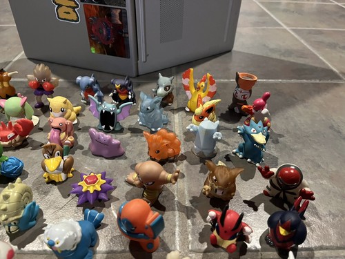 Lotto 45 minifigure pokemon bambini pupazzo dita Sofubi anni 90 - Foto 3 di 4