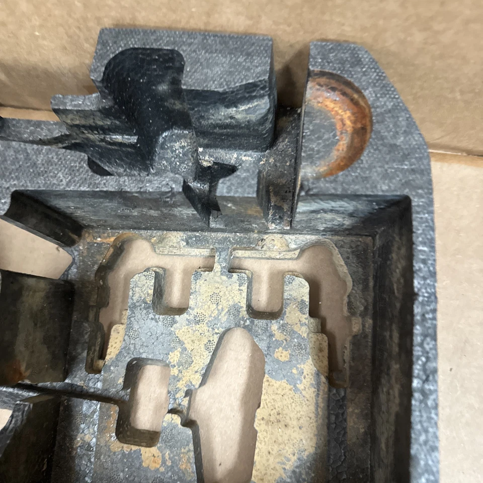 Herramienta de emergencia Audi R8 2008 2011 2012 2014 2015 fabricante de equipos originales neumáticos espuma almacenamiento con volantes 1625 Foto 4 de 4