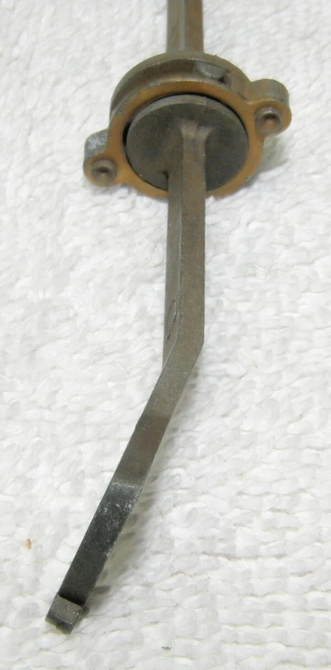 NOS 1967-68 Oldsmobile 98 Rear Compartment Lid (Decklid) Lock Cylinder Coupling Foto 3 de 4