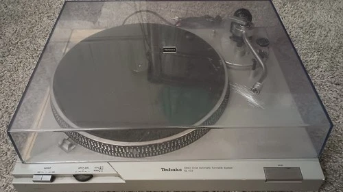 Technics SL-D2 Direct Drive Vintage Turntable POWERS ON SPINS NO FURTHER TESTING