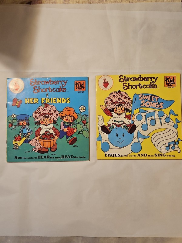 Vintage Strawberry Shortcake 45 record  with sing along book lot of 2