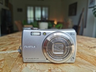 Fujifilm Finepix F100fd grau top Zustand keine Kratzer