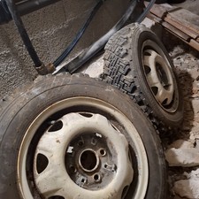 2 roues de voitures pour pneu neige